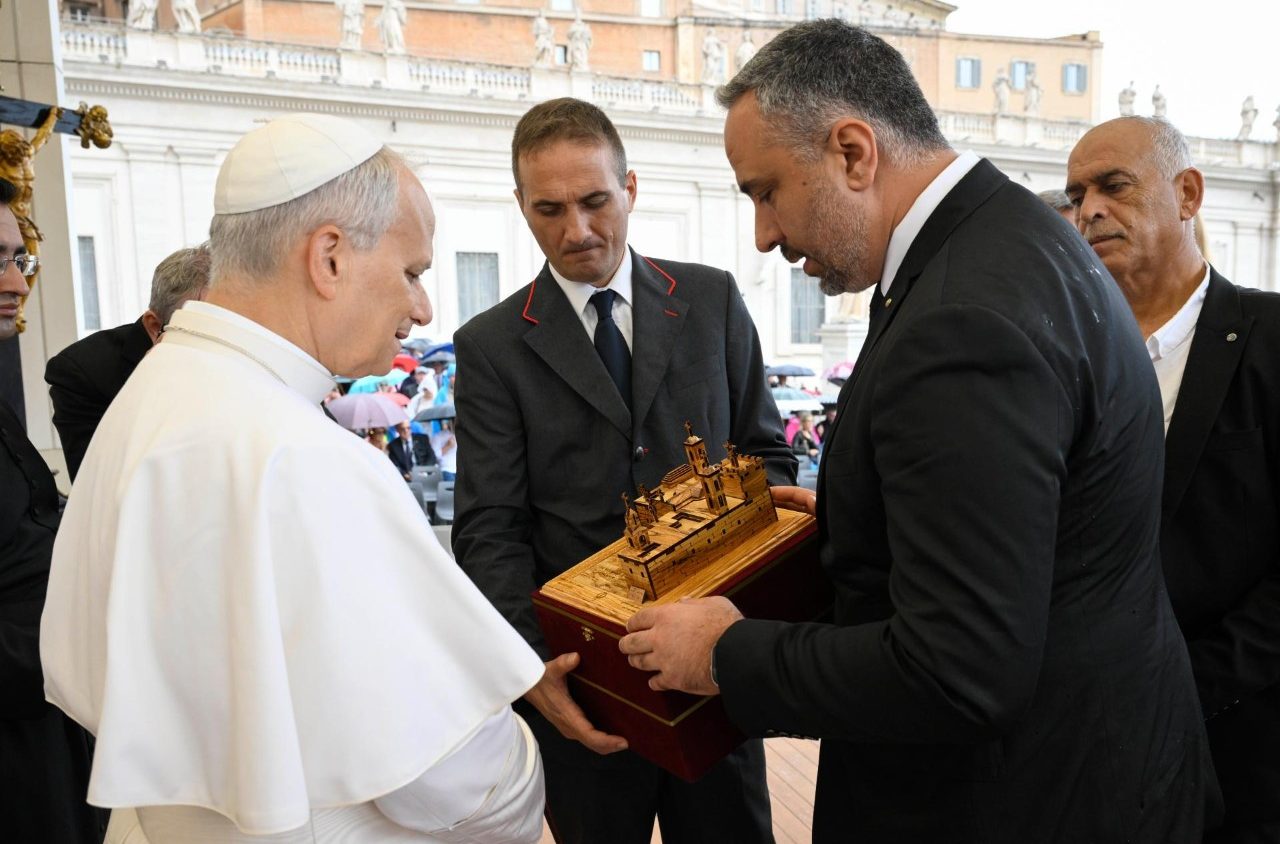 Maher Nicola Canawati, starosta města Betlém, při setkání s papežem Lvem XIV.   (@Vatican Media)